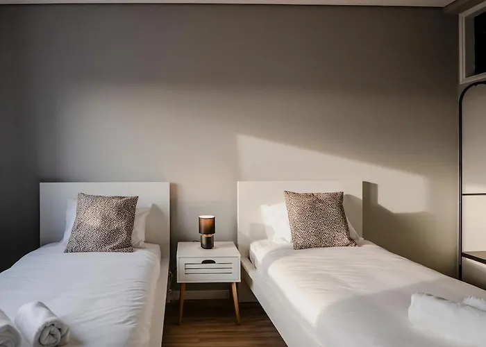 Apartment 3br Flat By Casa Da Musica, Central, Sleeps 6, 2d Porto